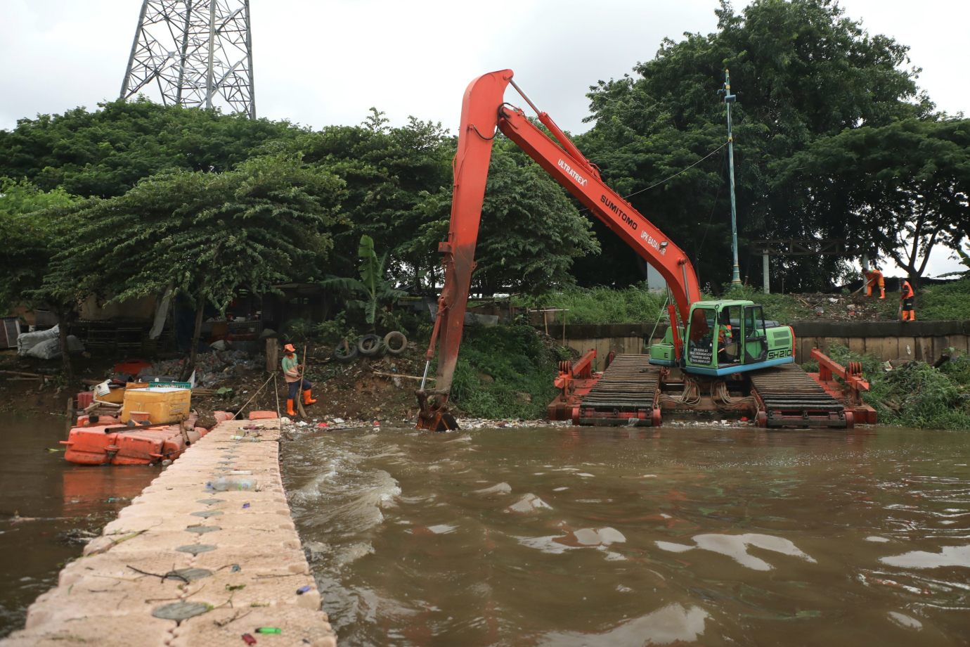 4 Petugas UPS BA Kecamatan Cakung Bersihkan Sampah di Aliran KBT_4.jpg