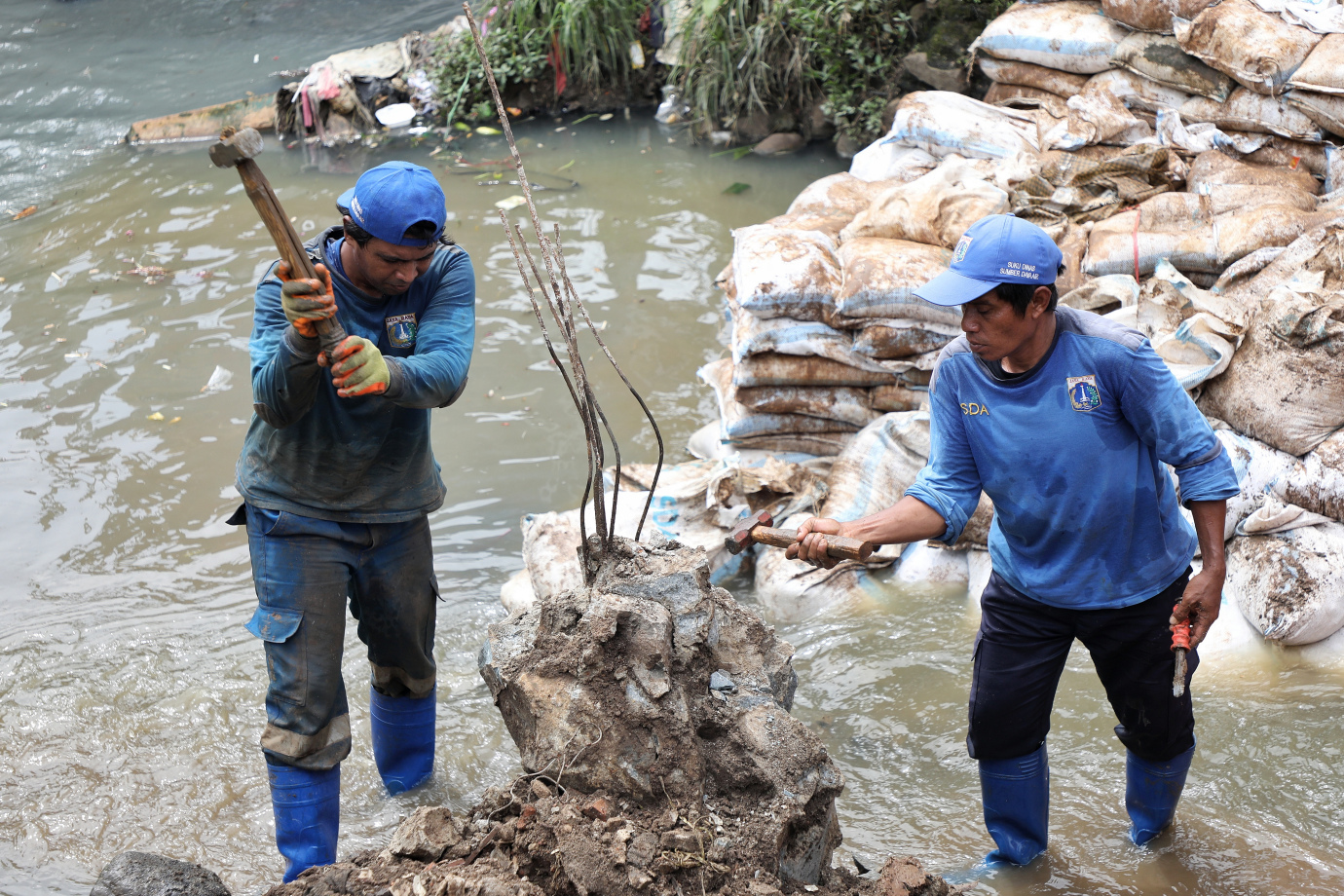 4.Personel Gabungan Buat Crossing di Saluran Phb Batu Ampar.jpg