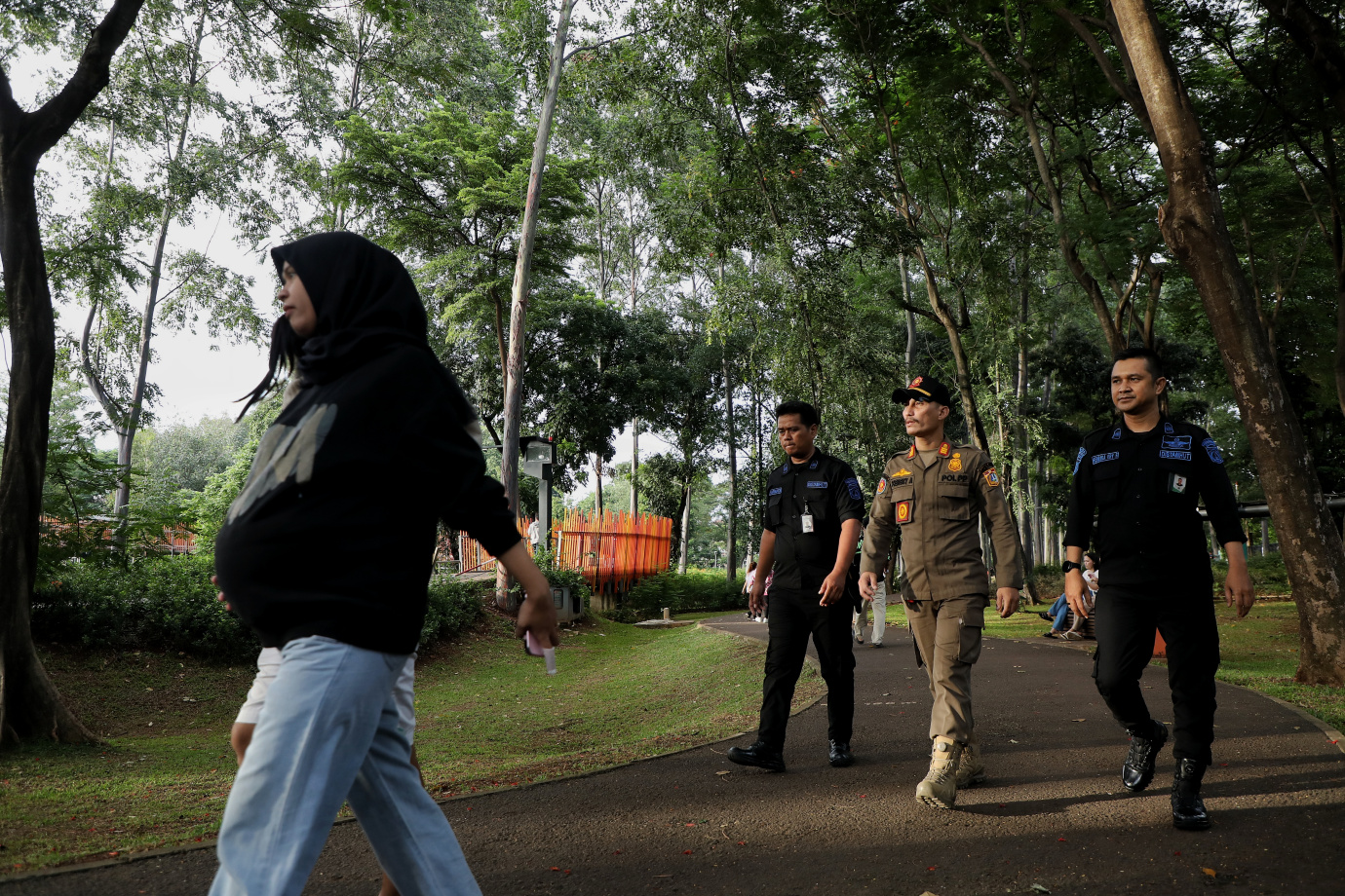 3.Satpol PP Bantu Amankan Taman Tebet ECO Park.jpg