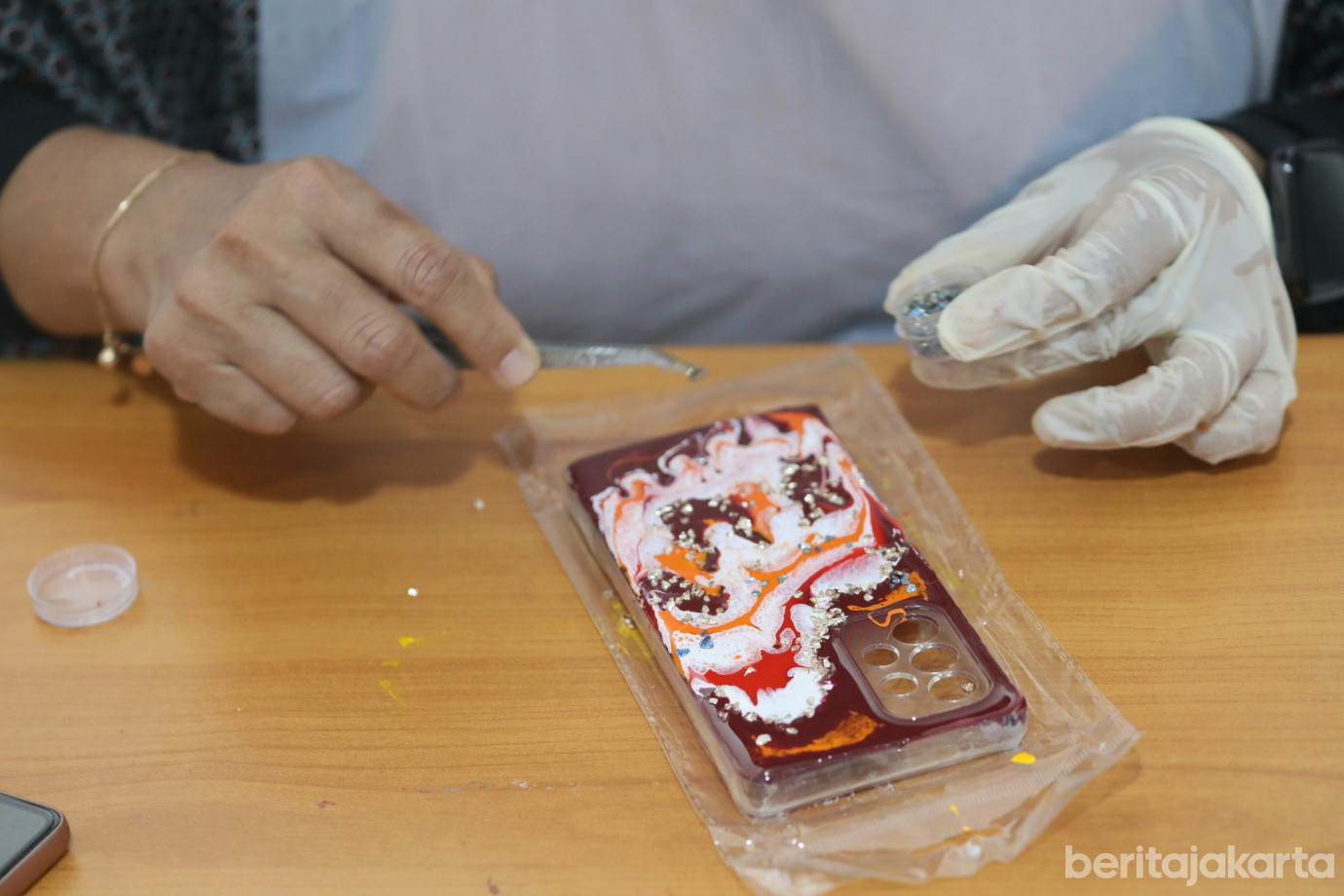 4 Sudin PPUPKM Jaksel Gelar Pelatihan Resin Phone Case_5.jpg