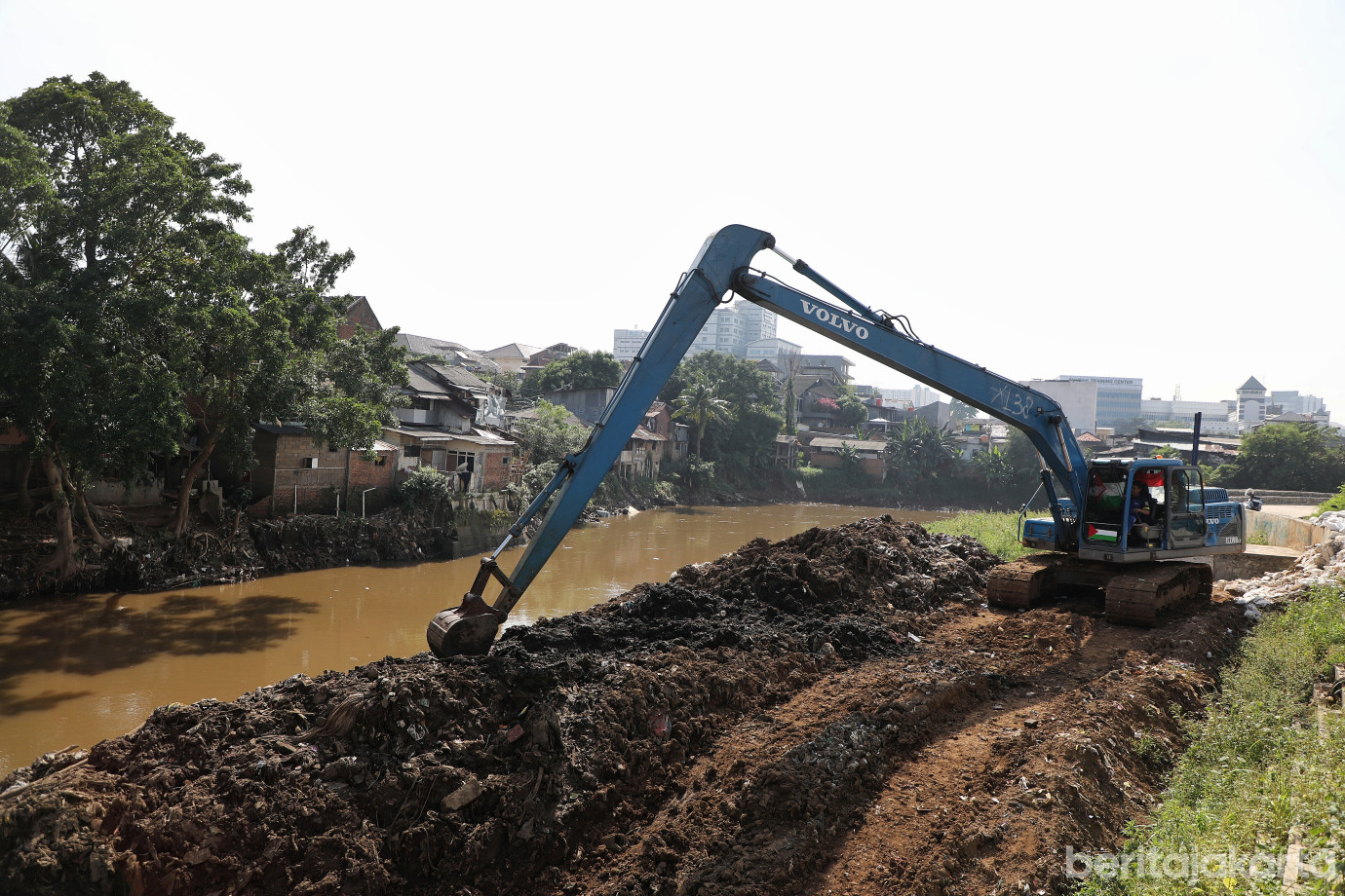 5.Sudin SDA Jakarta Selatan Keruk Kali Ciliwung Segmen Rawajati.jpg