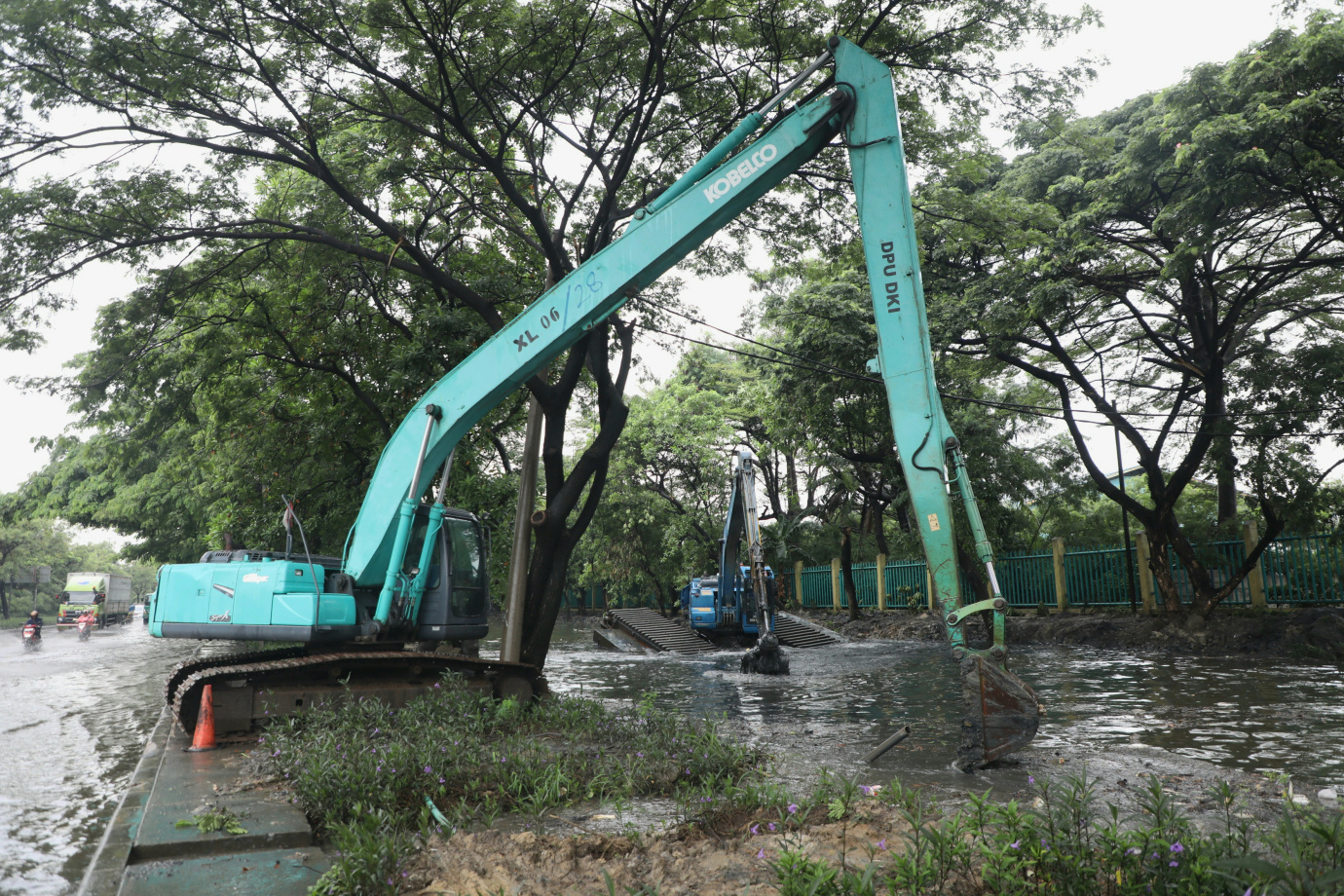2 Sudin SDA Jakarta Utara Keruk Aliran Kali KBN_2.jpg