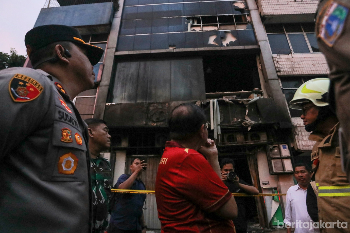 3 Gubernur Pramono Tinjau Lokasi Kebakaran Gedung Terra Drone_3.jpg