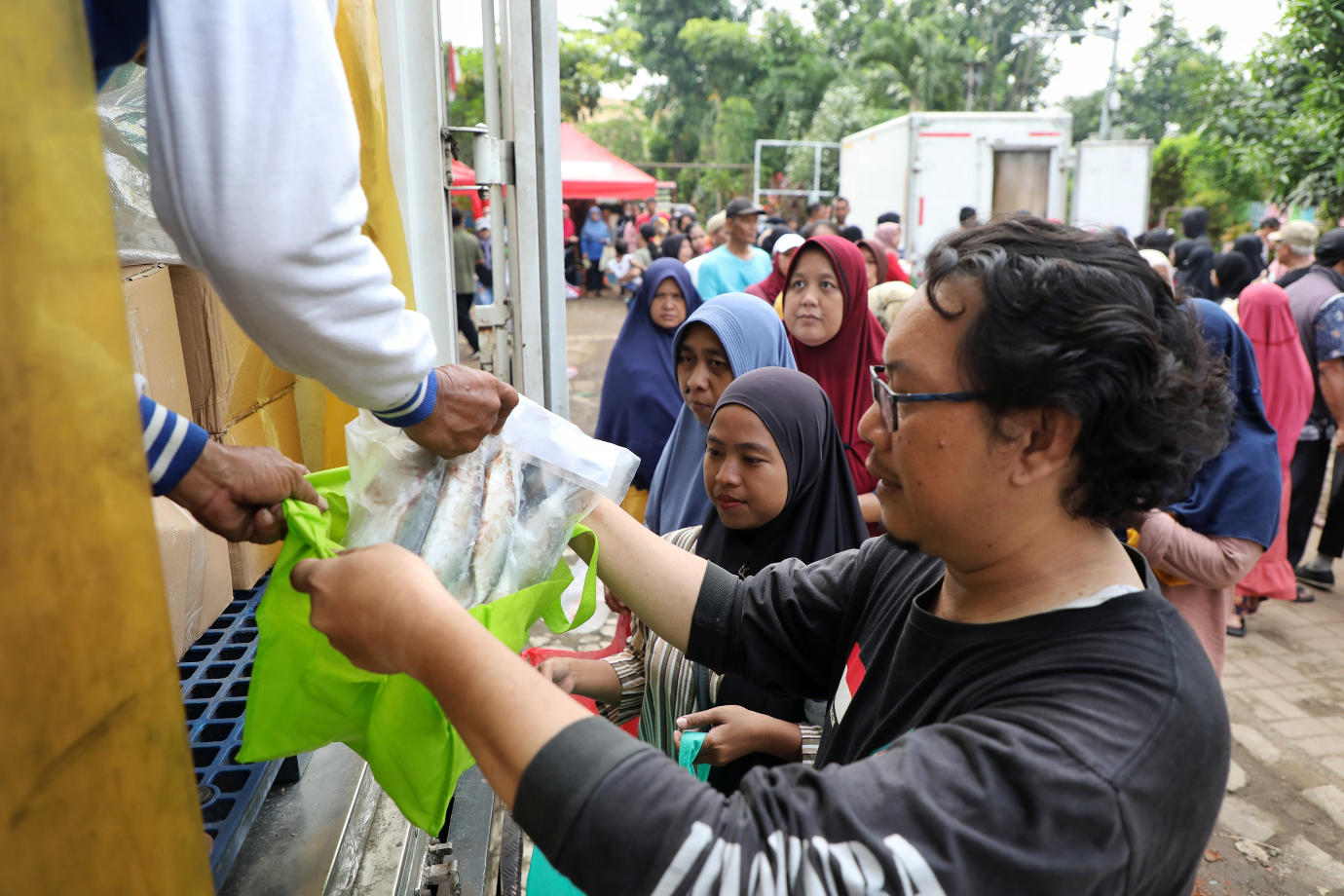2.Ratusan Warga Kebon Pala Manfaatkan Program Pangan Bersubsidi .jpg