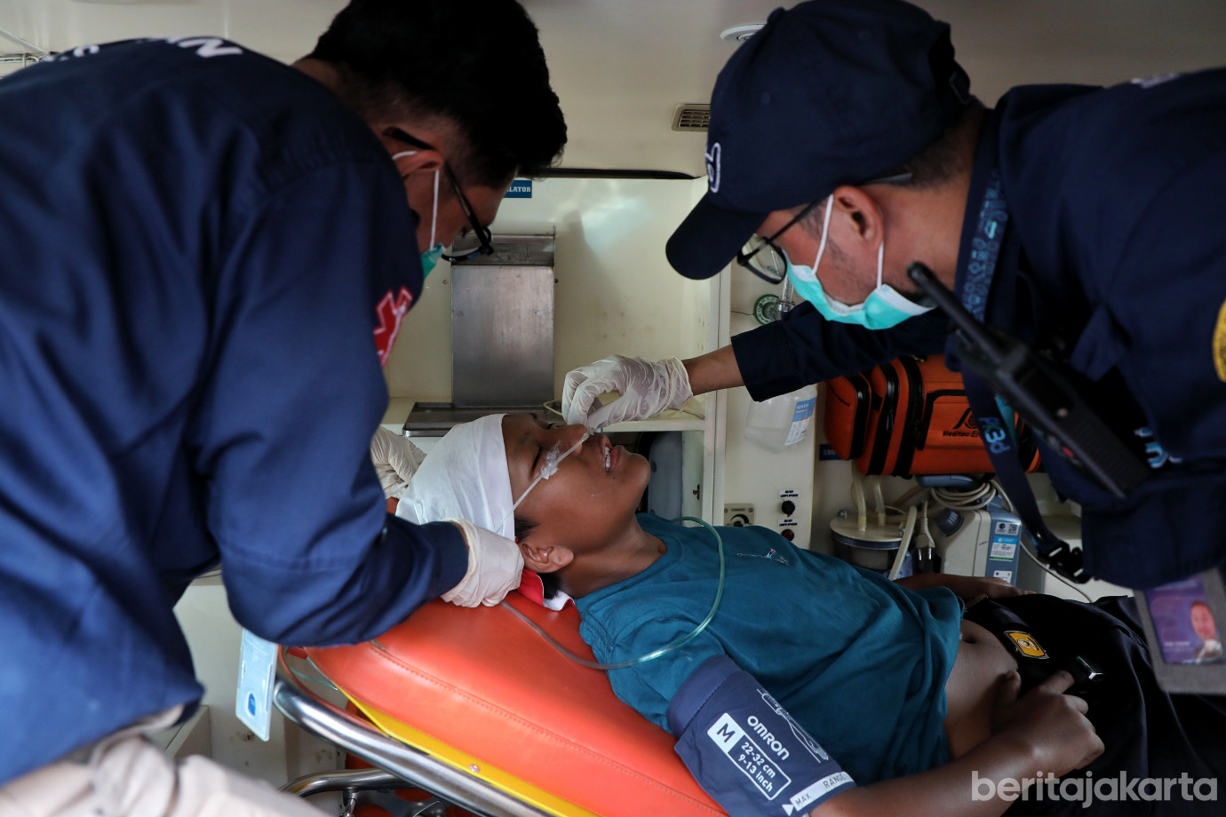 8.Dinkes Siagakan Ambulans di Sejumlah Titik Unjuk Rasa.jpg