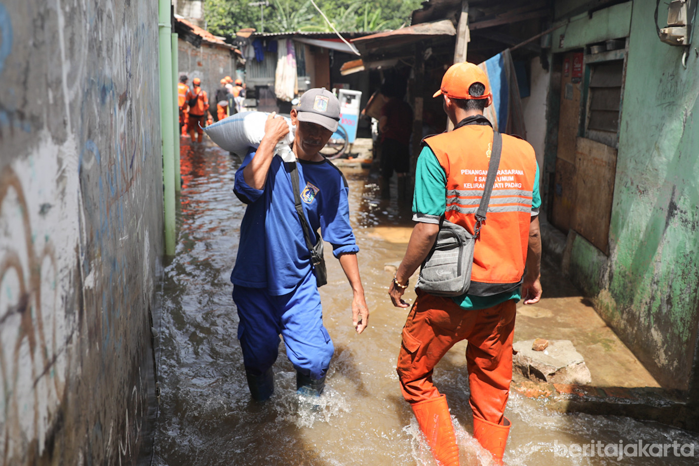 Tanggul jebol jatipadang-2.jpg