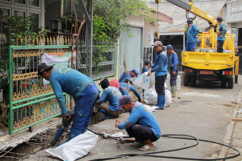 Sudin SDA Jakbar Perbaiki Saluran di Jalan KH Aja (1).jpg