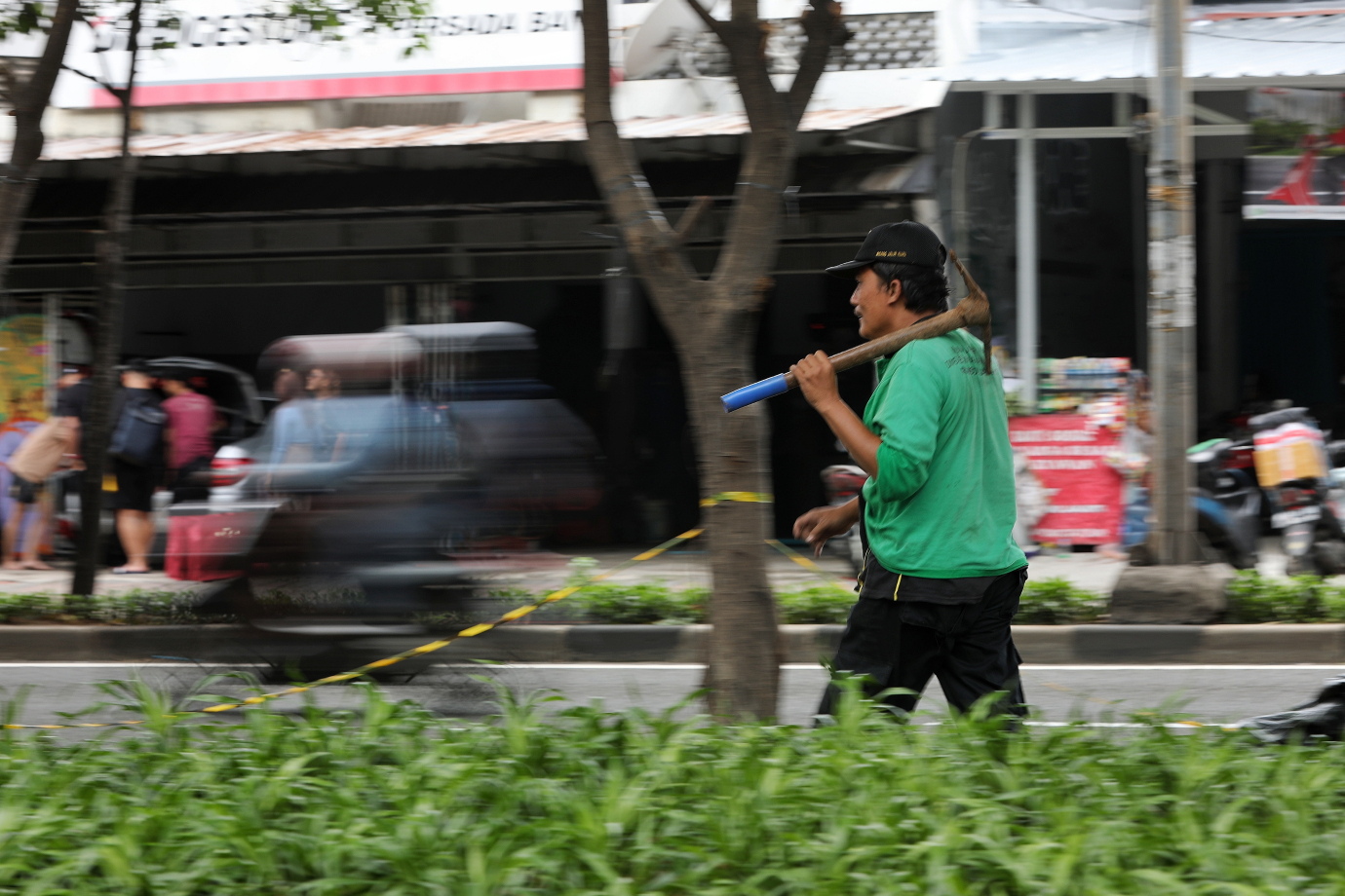 1.Distamhut Lakukan Peremajaan Tanaman Hias di Jalan Kolonel Sugiono.jpg