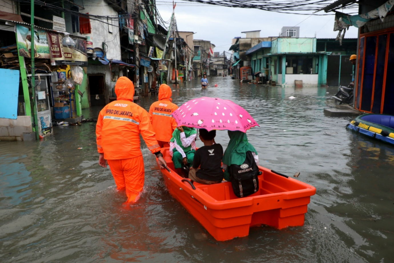 6 BPBD bantu warga terdampak banjir rob_6.jpg