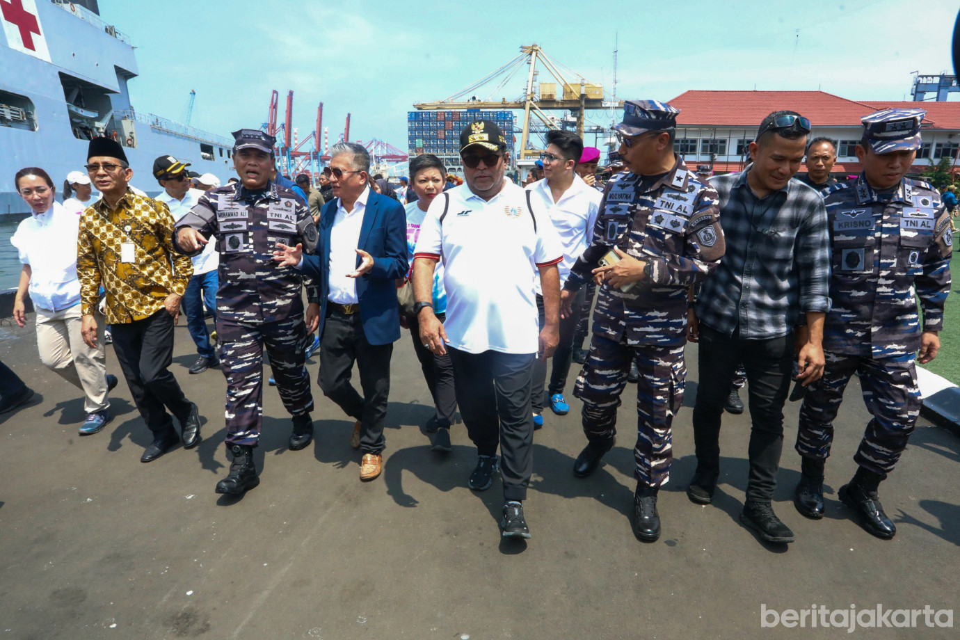1 Wagub Rano Lepas Bantuan Kemanusiaan  Korban Bencana di Sumatra_1.jpg