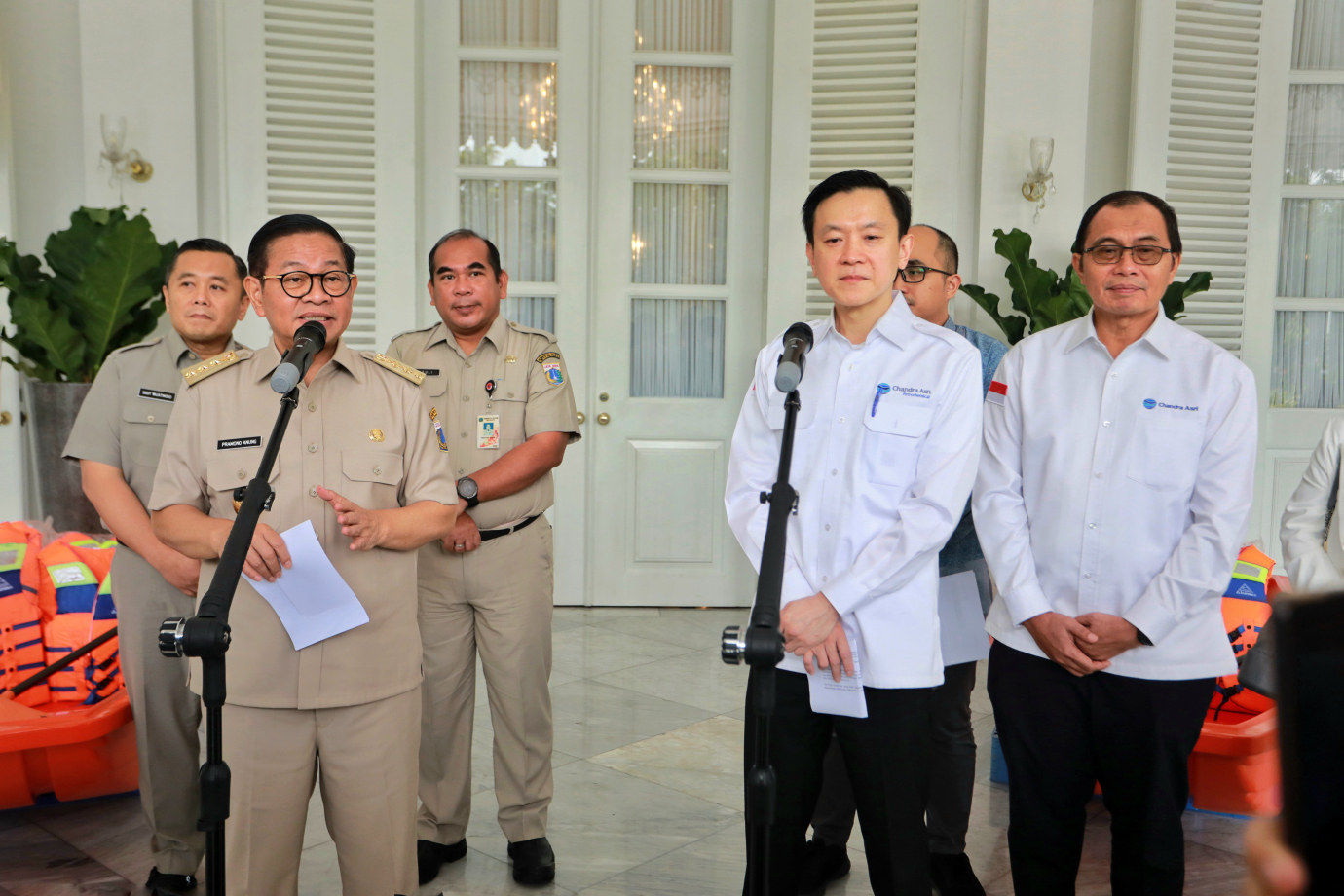 7 gub terima bantuan perahu.jpg