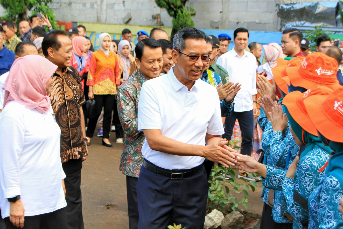 1 Pj Gubernur Serahkan Bantuan Pupuk 1.jpg