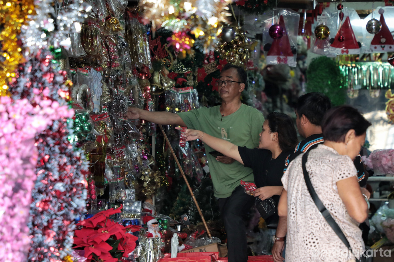 4.Berburu Pernak-Pernik Natal di Pasar Asemka.jpg