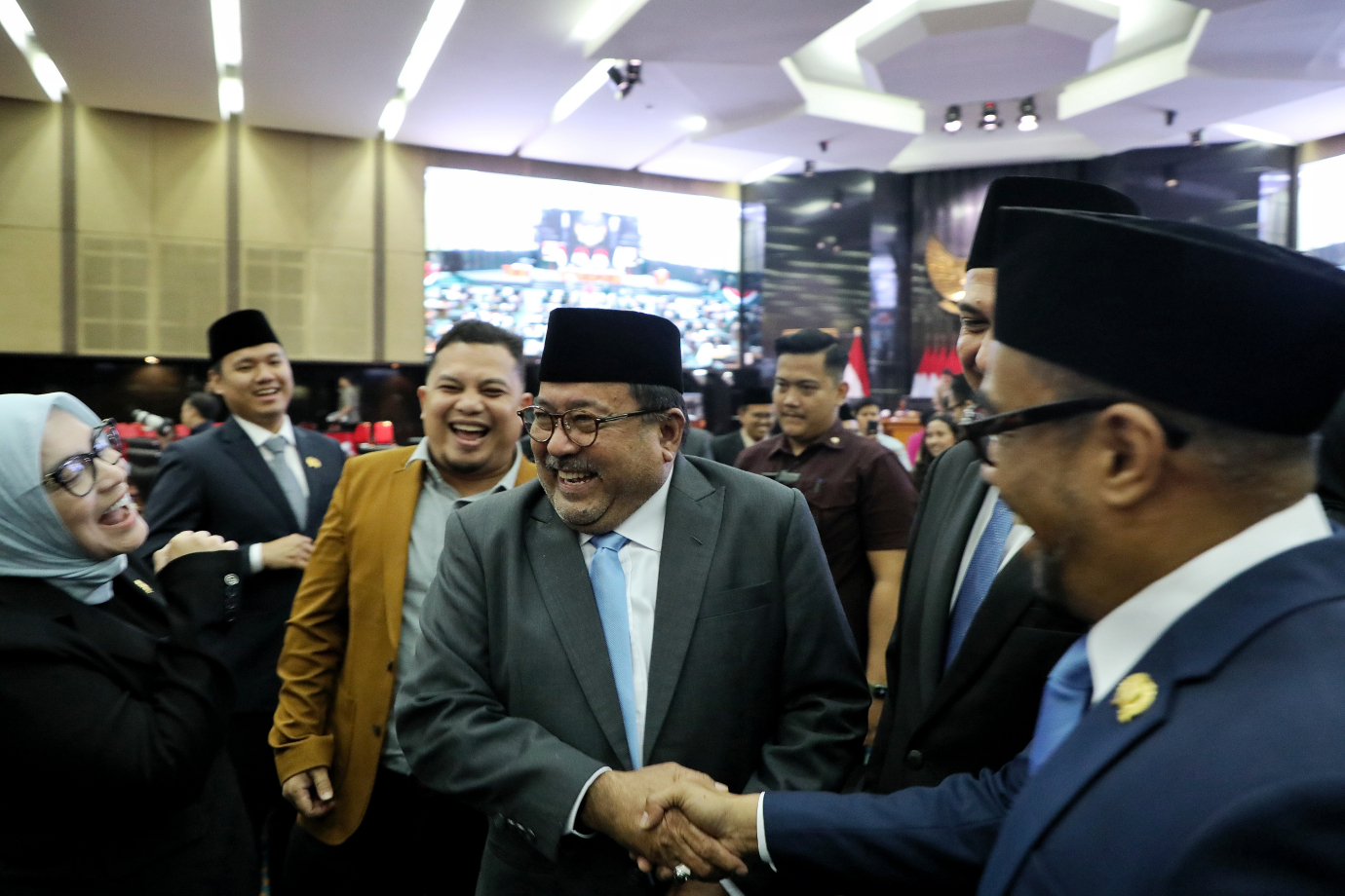 8.Wagub Rano Tanggapi Pandangan Umum Terhadap Raperda P2 APBD 2024.jpg