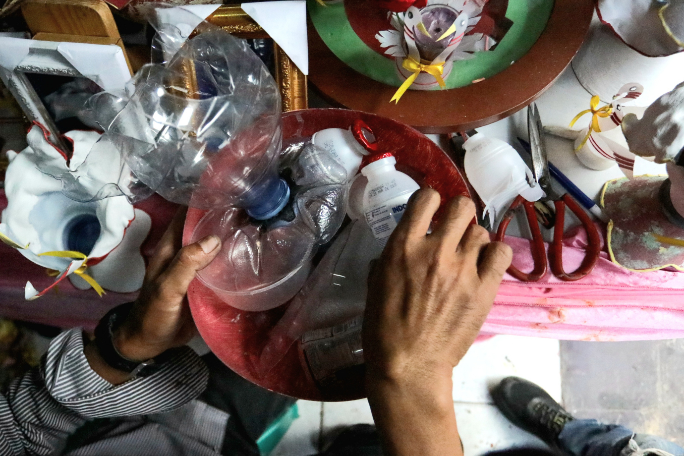 2 Limbah Plastik Disulap Jadi Karya Seni Bernilai Jual_2.jpg