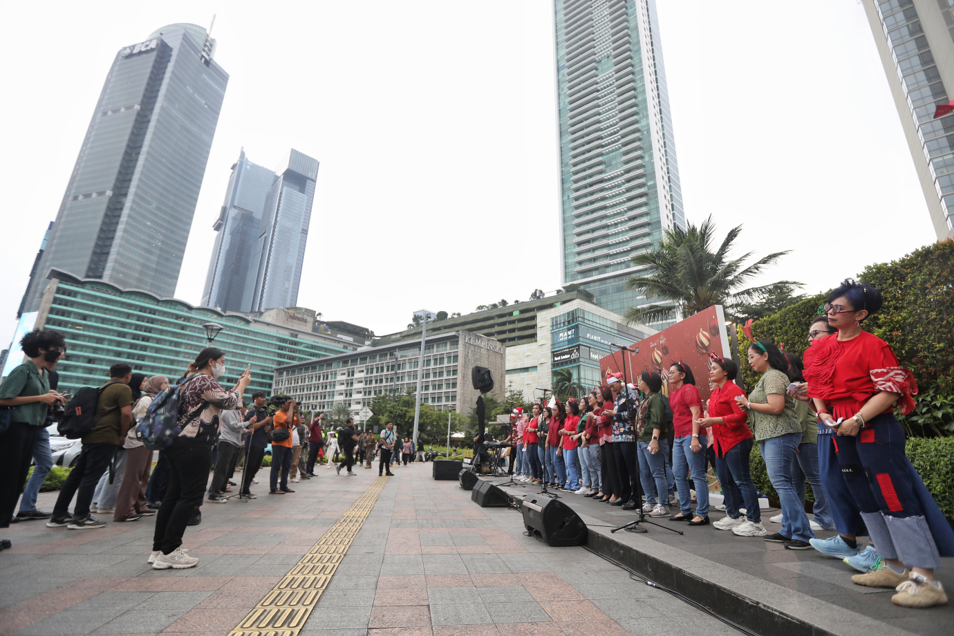 7.Pemprov DKI Gelar Christmas Carol di Pedestrian Plaza Indonesia.jpg