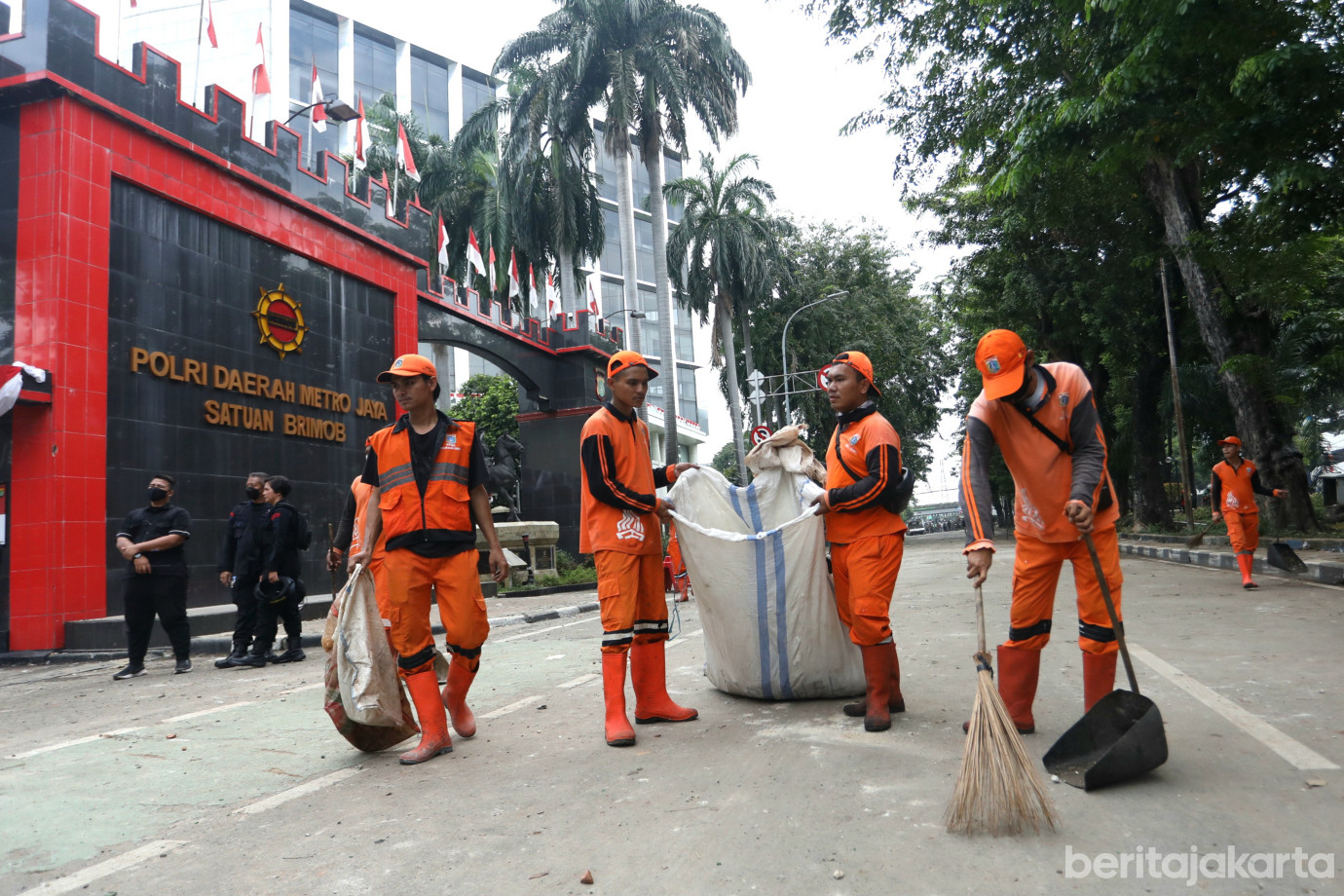 1 30 Petugas PPSU Senen Bersihkan Sampah Pasca Aksi Massa_1.jpg