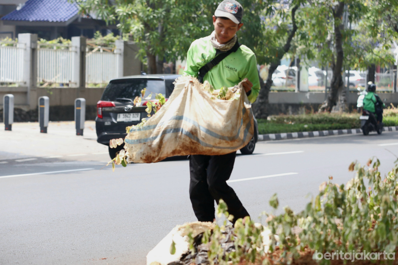 1 Sudintamhut Jaktim Percantik Jalur Hijau di Jalan Kayu Putih Raya_2.jpg