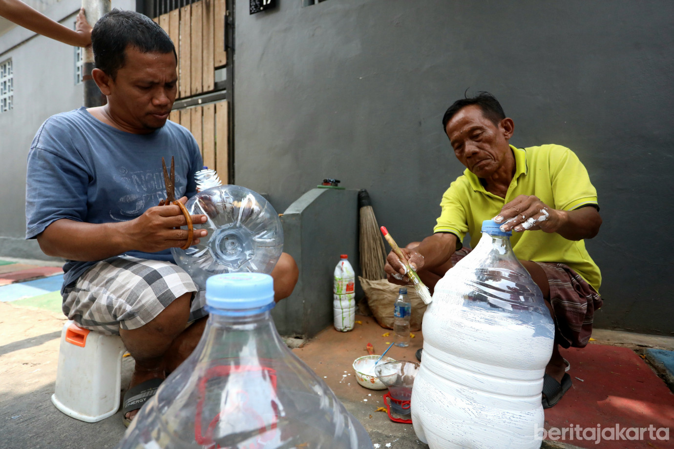 1 Warga RT 014 Semper Barat Sulap Botol Bekas Jadi Karya Kreatif_1.jpg