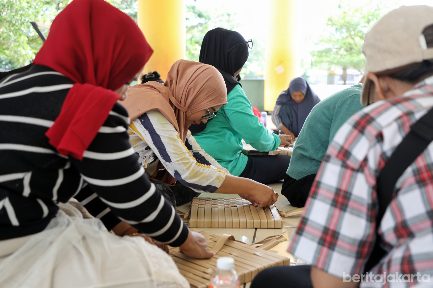 2.Warga Rusun KM 2 Cakung Barat Ikuti Pelatihan Kerajinan Menganyam.jpg