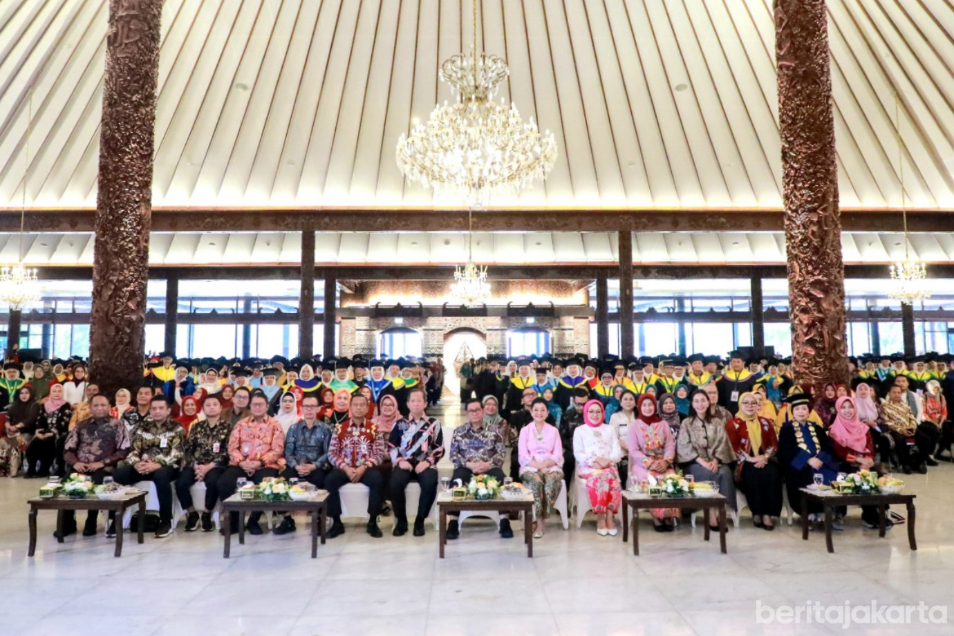 8-02 wisudalansia.jpg