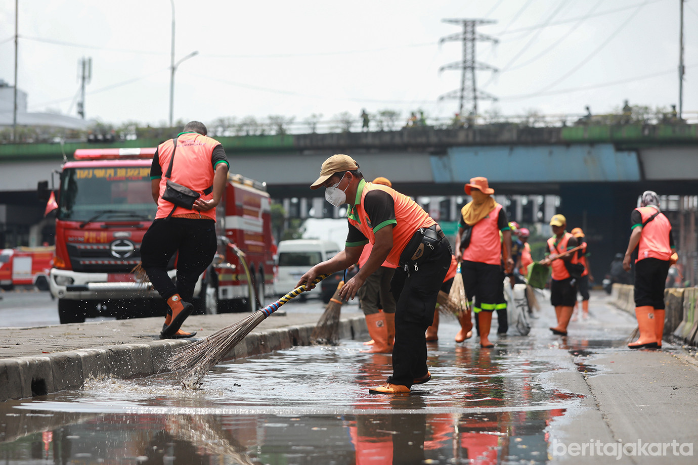 pasukan-pelangi-bersihkan-senen-07.jpg