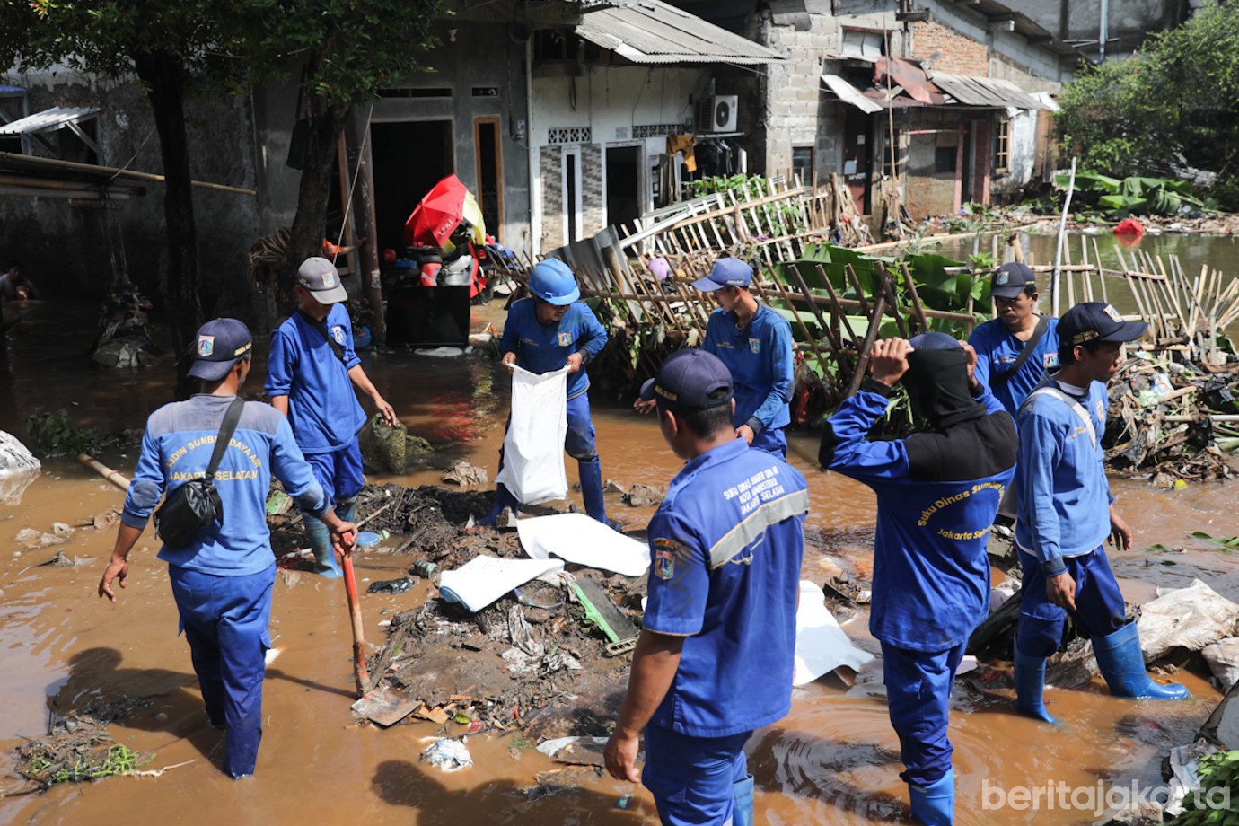 Tanggul jebol jatipadang-5.jpg