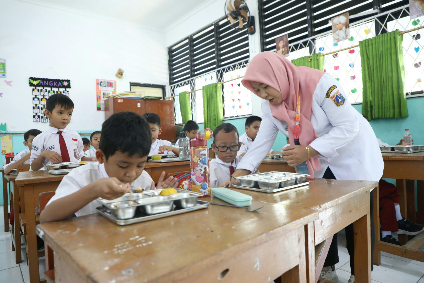 2 Makan Bergizi Gratis di SDN 06 Pulo Gebang_2.jpg
