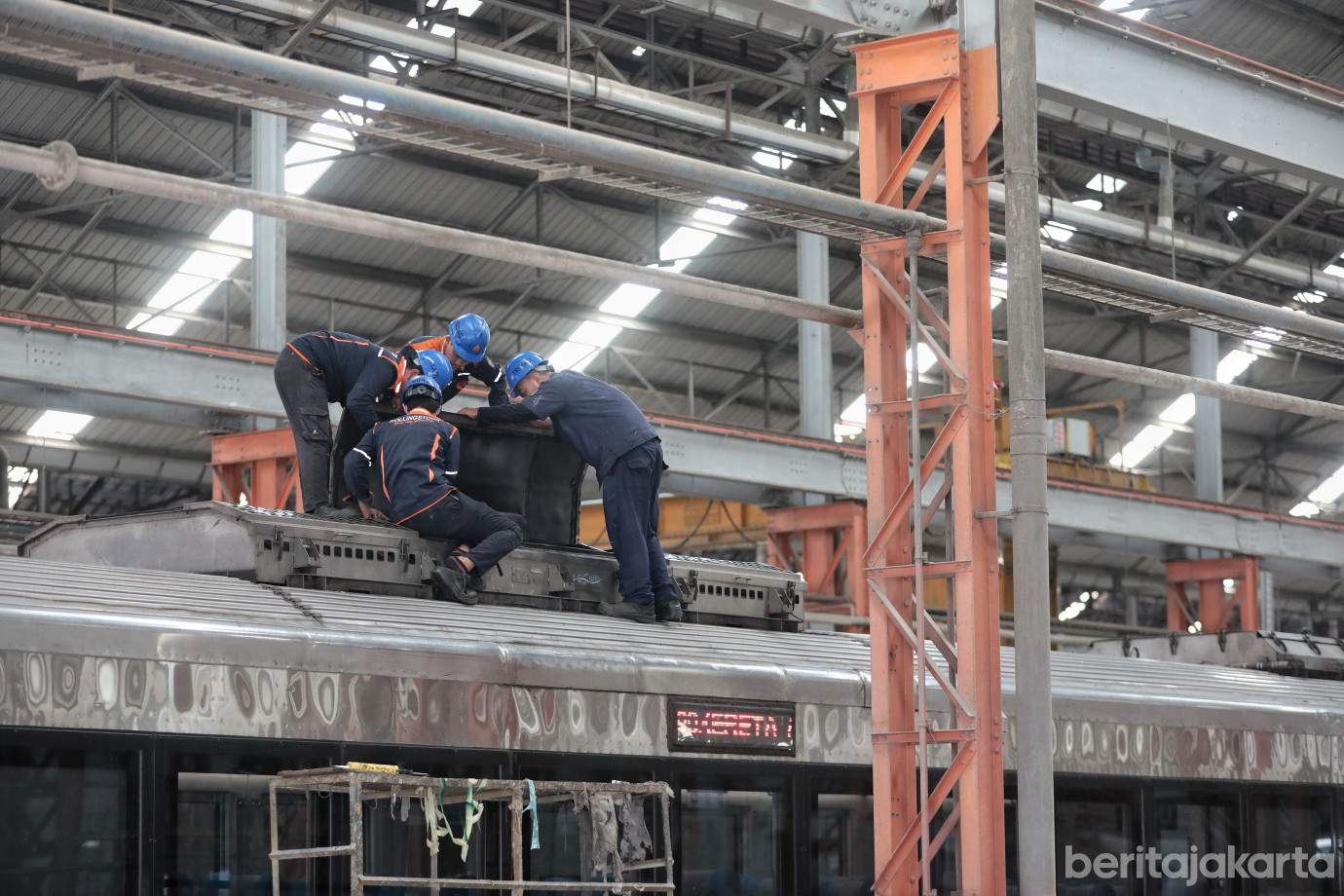 6.Melihat Proses Perawatan Kereta di Balai Yasa Manggarai.jpg