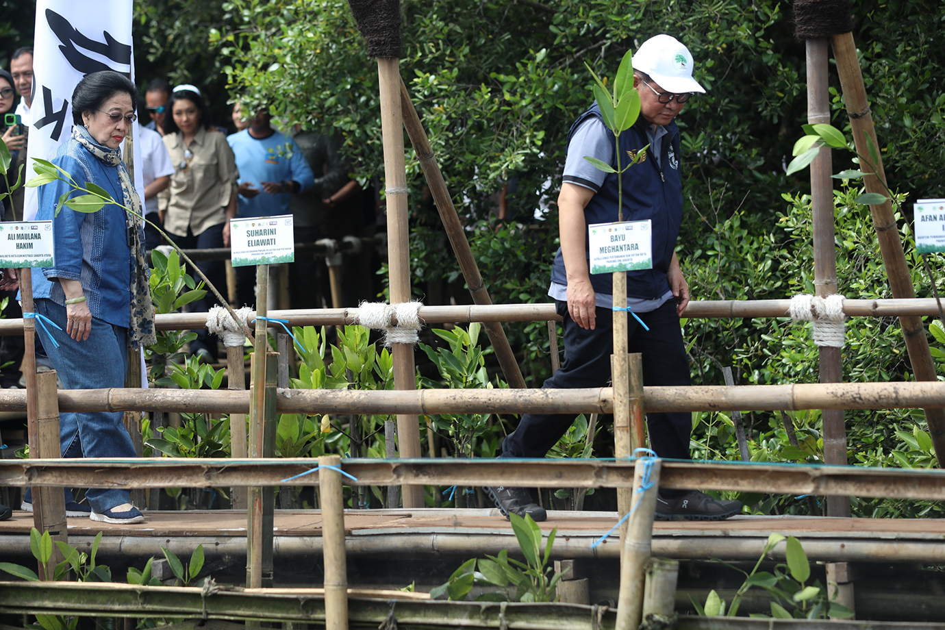 gub-pramono-tanam-mangrove-01.jpg