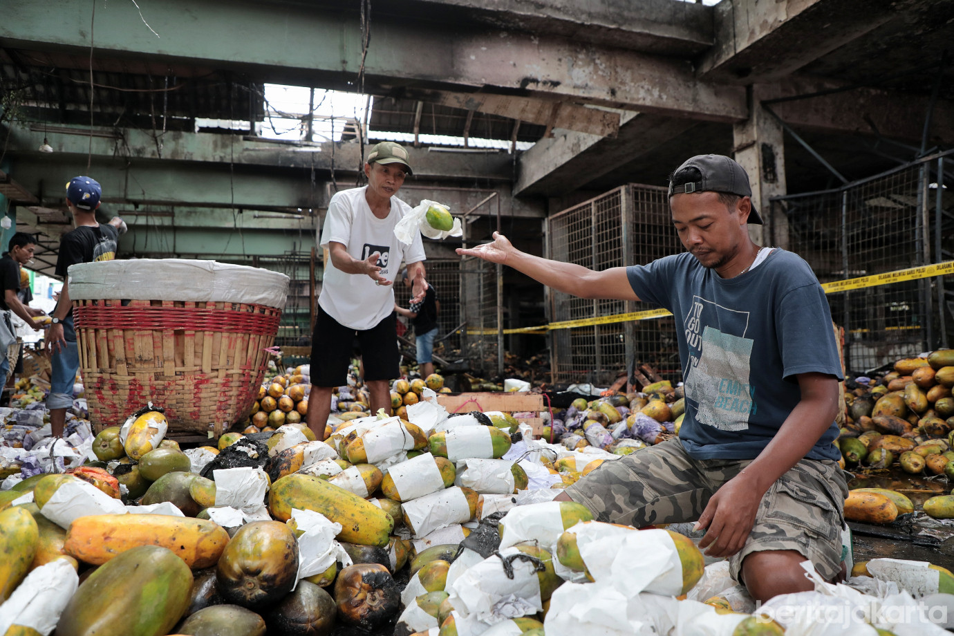 9.95 Personil Gulkarmat Dikerahkan Atasi Kebakaran Pasar Induk Kramat Jati .jpg