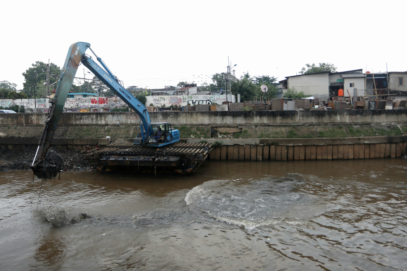 3 Sudin SDA Jakarta Selatan Keruk Kali Ciliwung_3.jpg