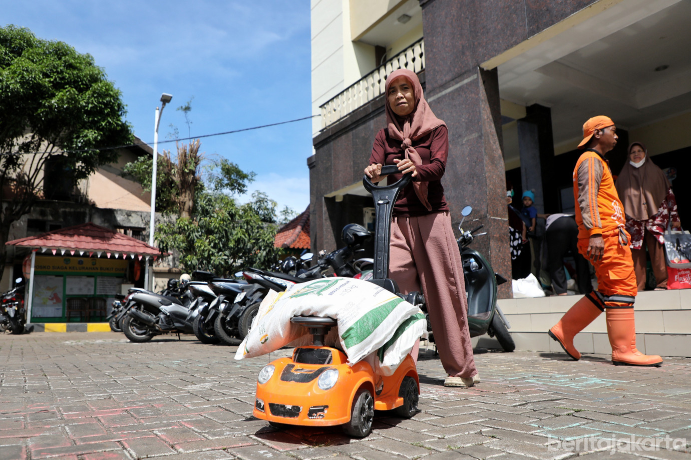 8.Kelurahan Bukit Duri Salurkan Bantuan Pangan Pada 742 Warga.jpg