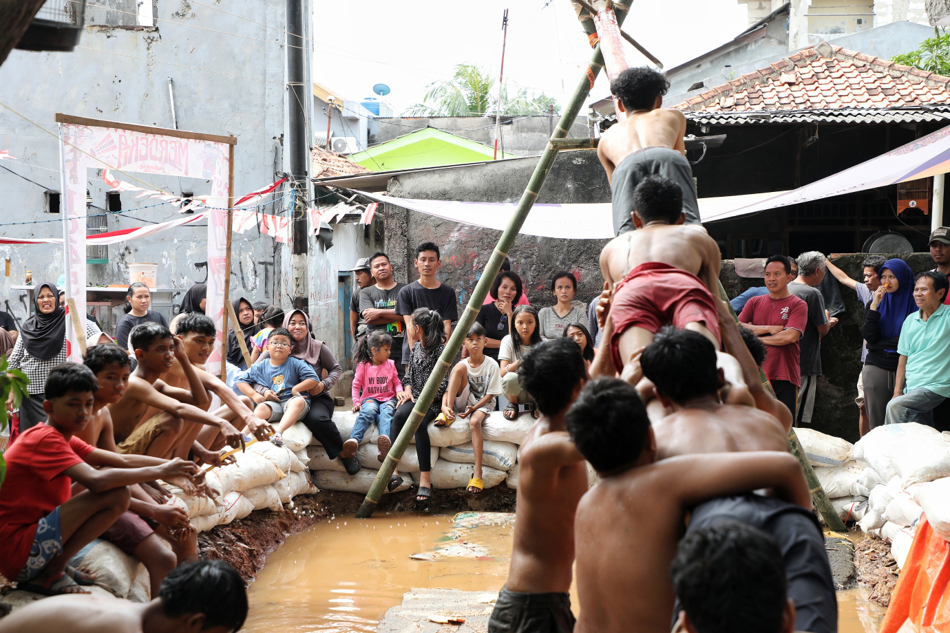 4.Lomba Panjat Pinang.jpg