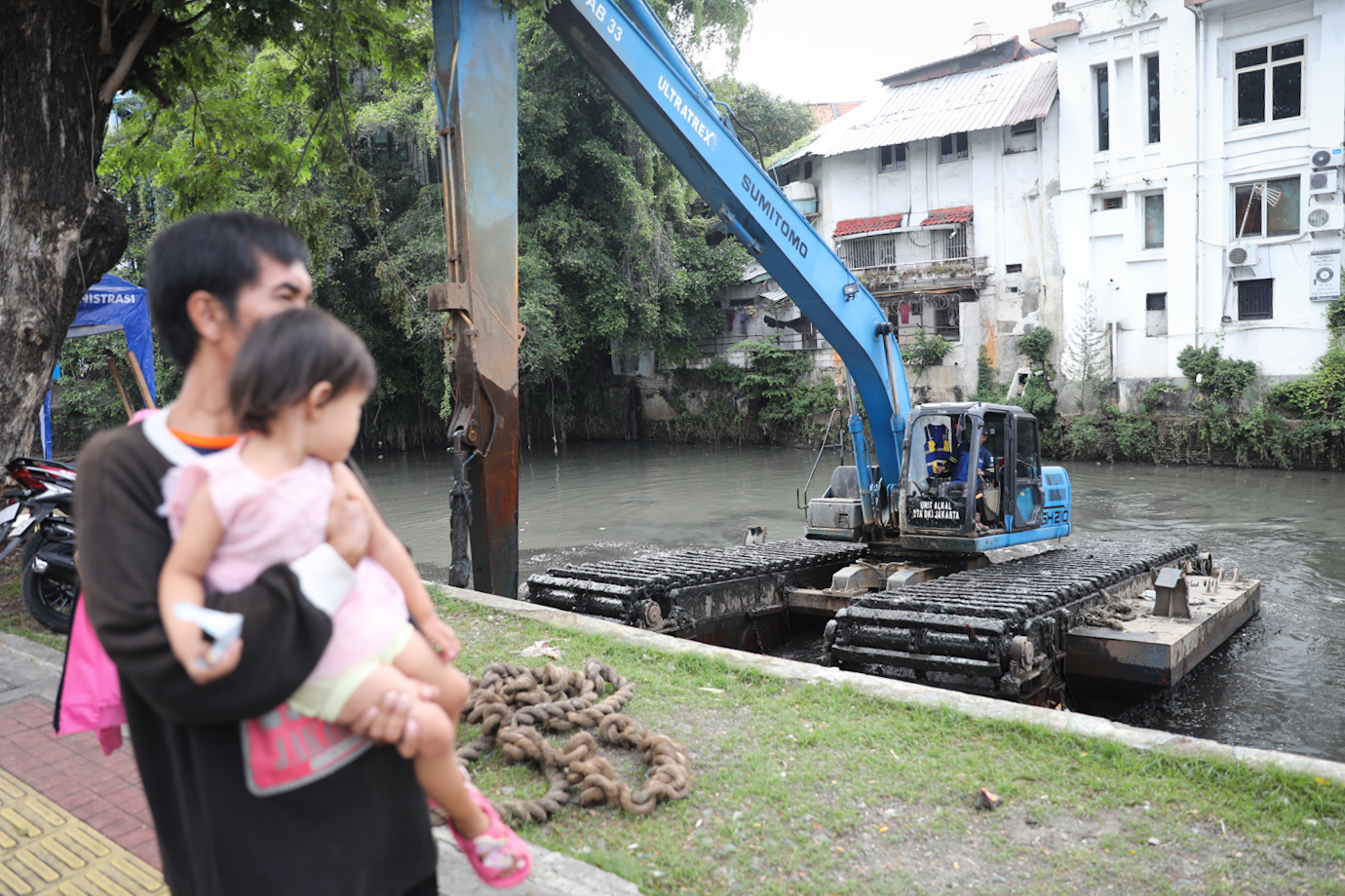 Pengerukan lumpur anak kali ciliwung-4.jpg