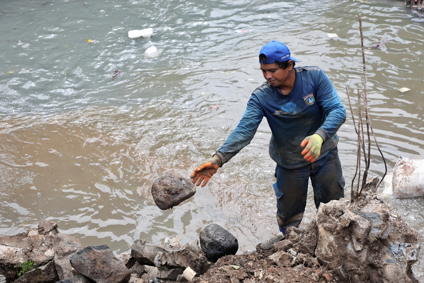 3.Personel Gabungan Buat Crossing di Saluran Phb Batu Ampar.jpg
