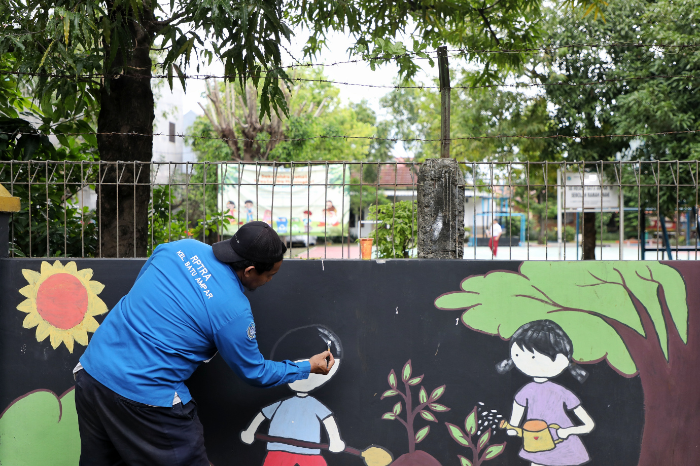 5.RPTRA Udara Segar Dipercantik Dengan Mural Untuk Menyambut Bulan Ramadhan.jpg