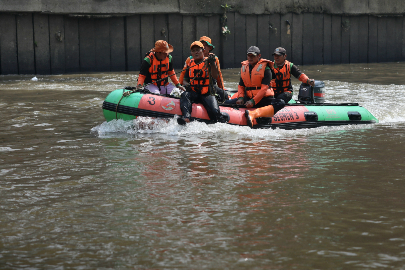 1 Melihat Petugas Satgas Ciliwung Bersihkan sampah di Sepanjang Aliran Kali Ciliwung_1.jpg