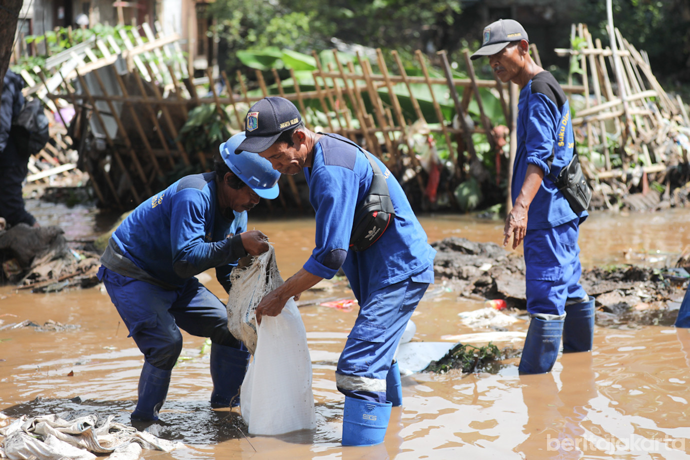 Tanggul jebol jatipadang-1.jpg