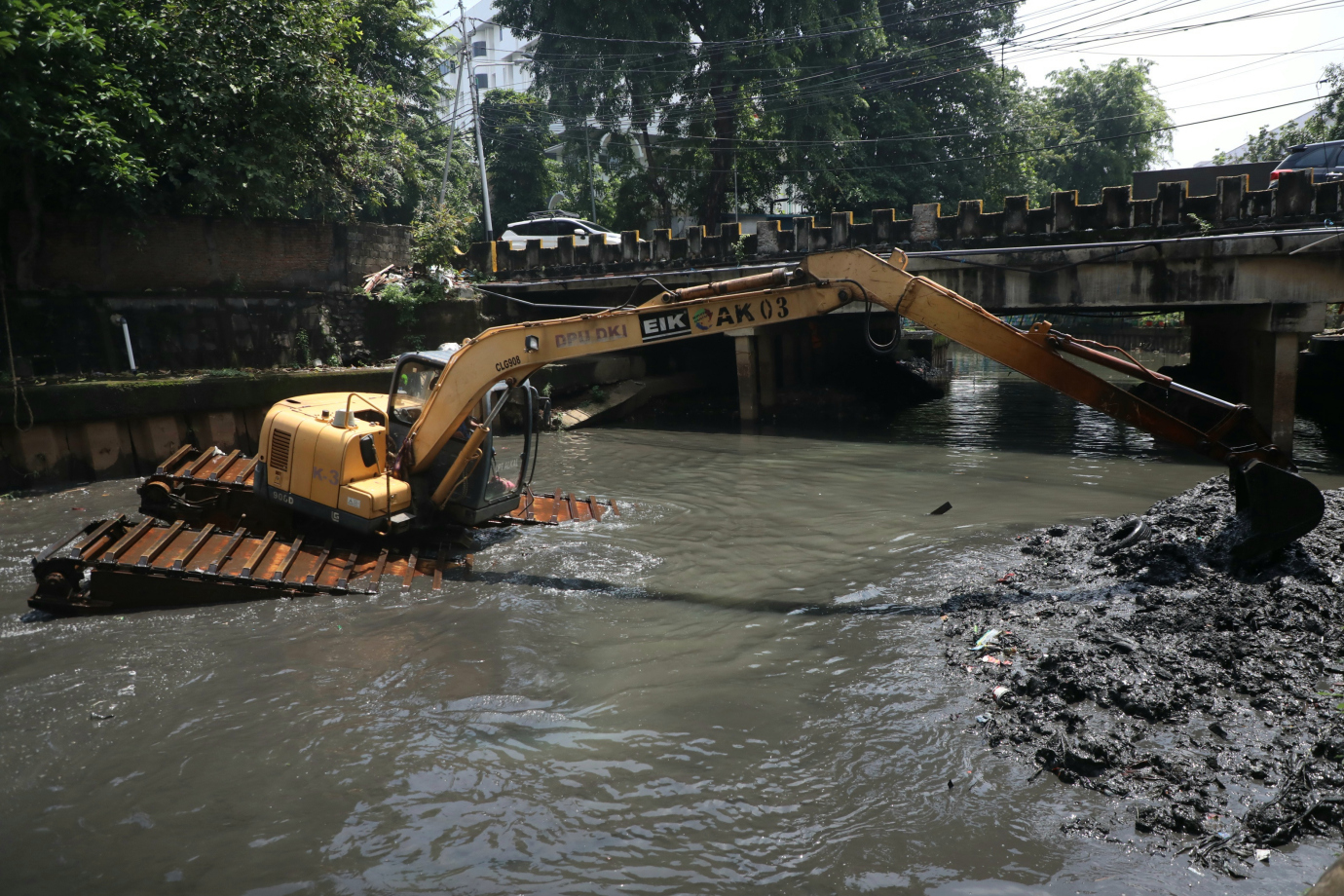 3 SDA Jakpus Keruk Kali Ciliwung_3.jpg