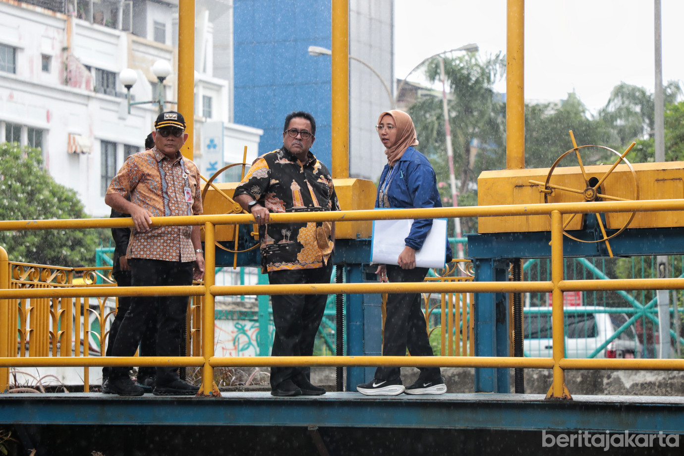 1.Rano Karno Tinjau Lokasi Rencana Pembangunan Pompa.jpg