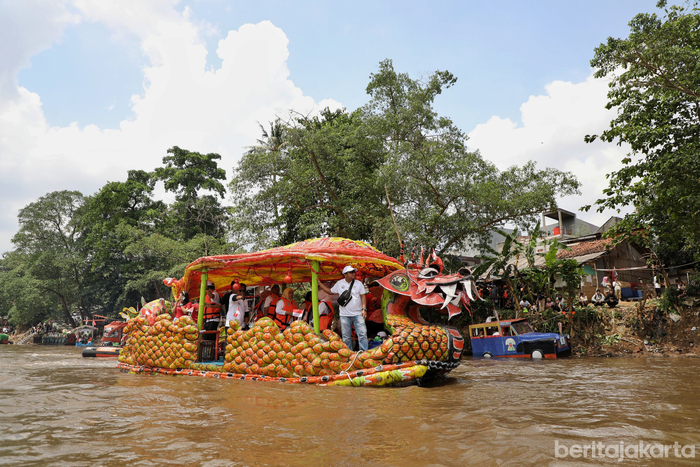 6.Parade Perahu Sampah Botol Plastik Meriahkan Festival Ciliwung 2025.jpg