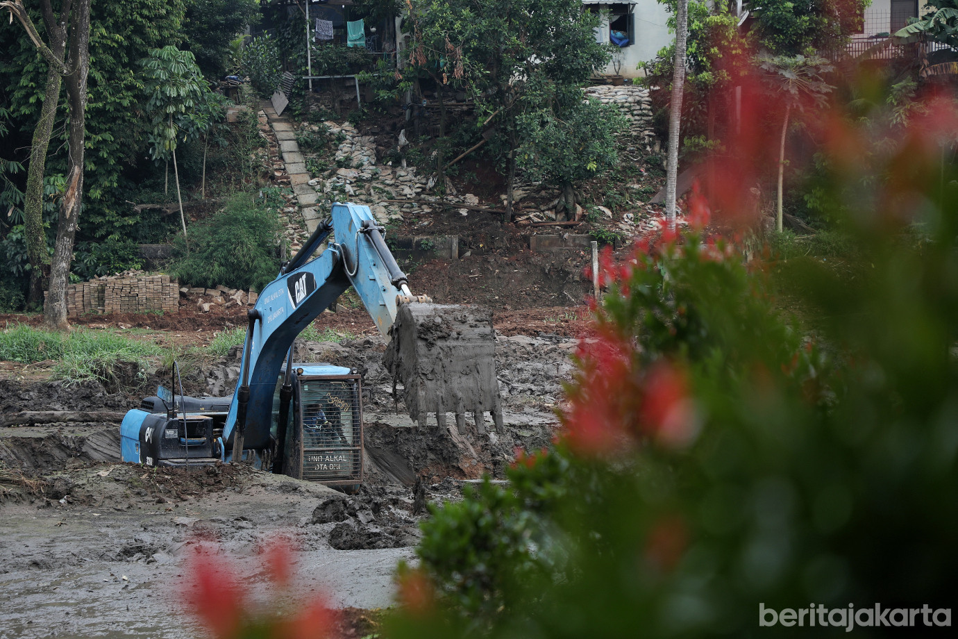 3.Sudin SDA Jaktim Normalisasi Embung Taman Salix.jpg