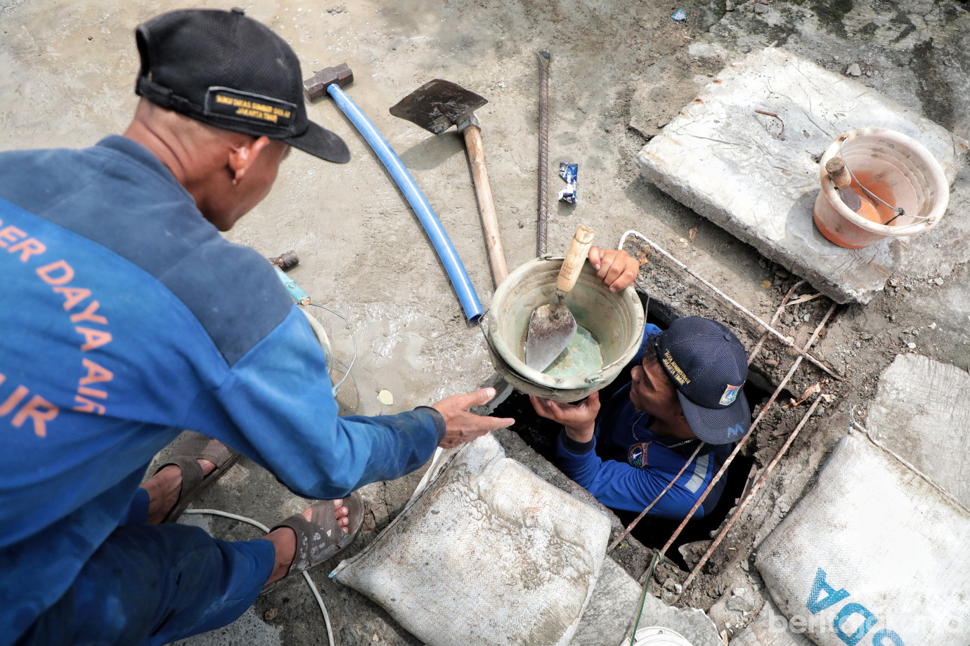 2.Pasukan Biru Perbaiki Turap Ambrol di Batu Ampar.jpg
