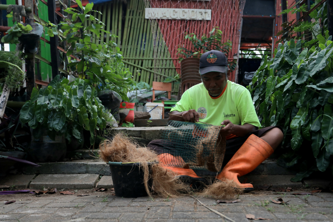 1 UPS Badan Air Cakung Olah Sampah Sabut Kelapa Jadi Pot Bunga Organik_1.jpg