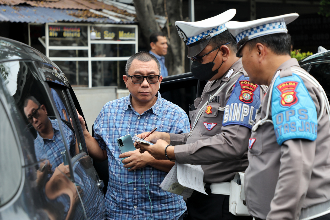 2.Petugas Gabungan Tindak Parkir Liar di Jalan Mayjen Sutoyo .jpg