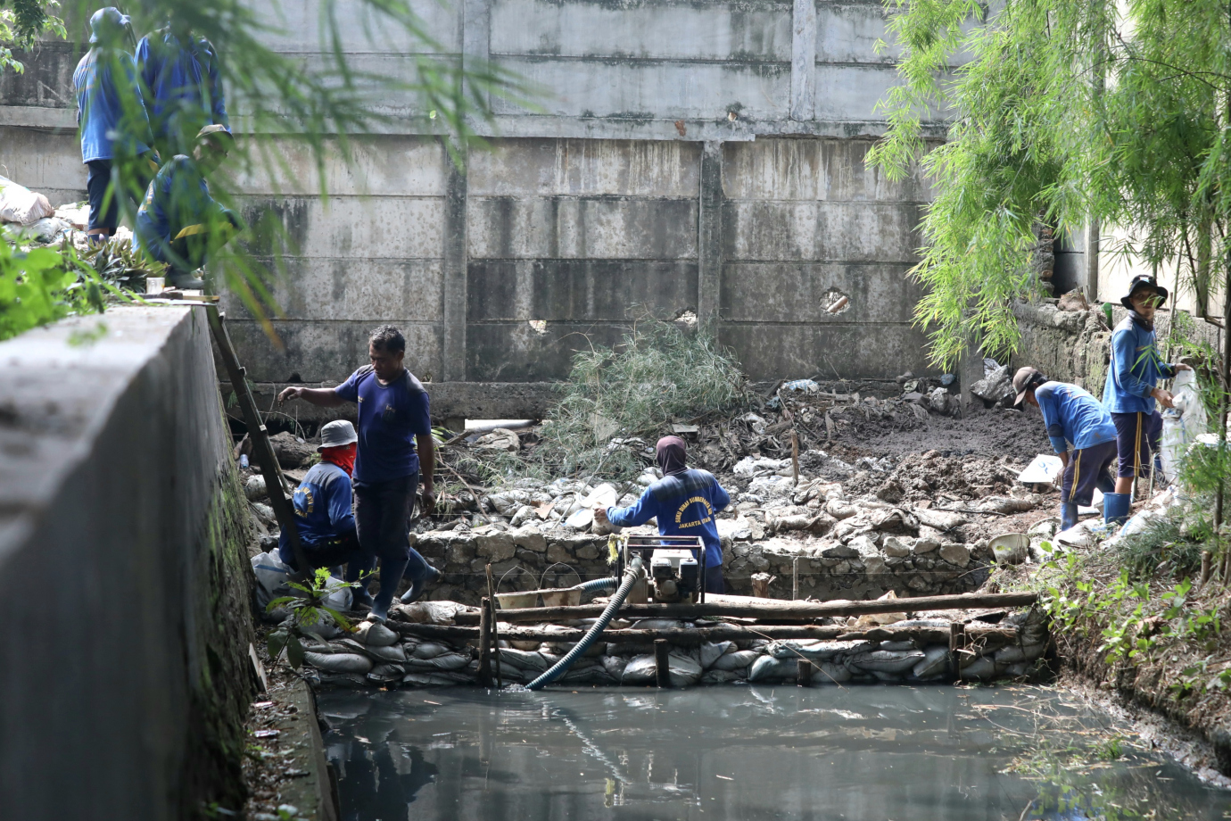 6 Satpel SDA Kelapa Gading Buat Tanggul di Kali PHb Gading Kirana_6.jpg