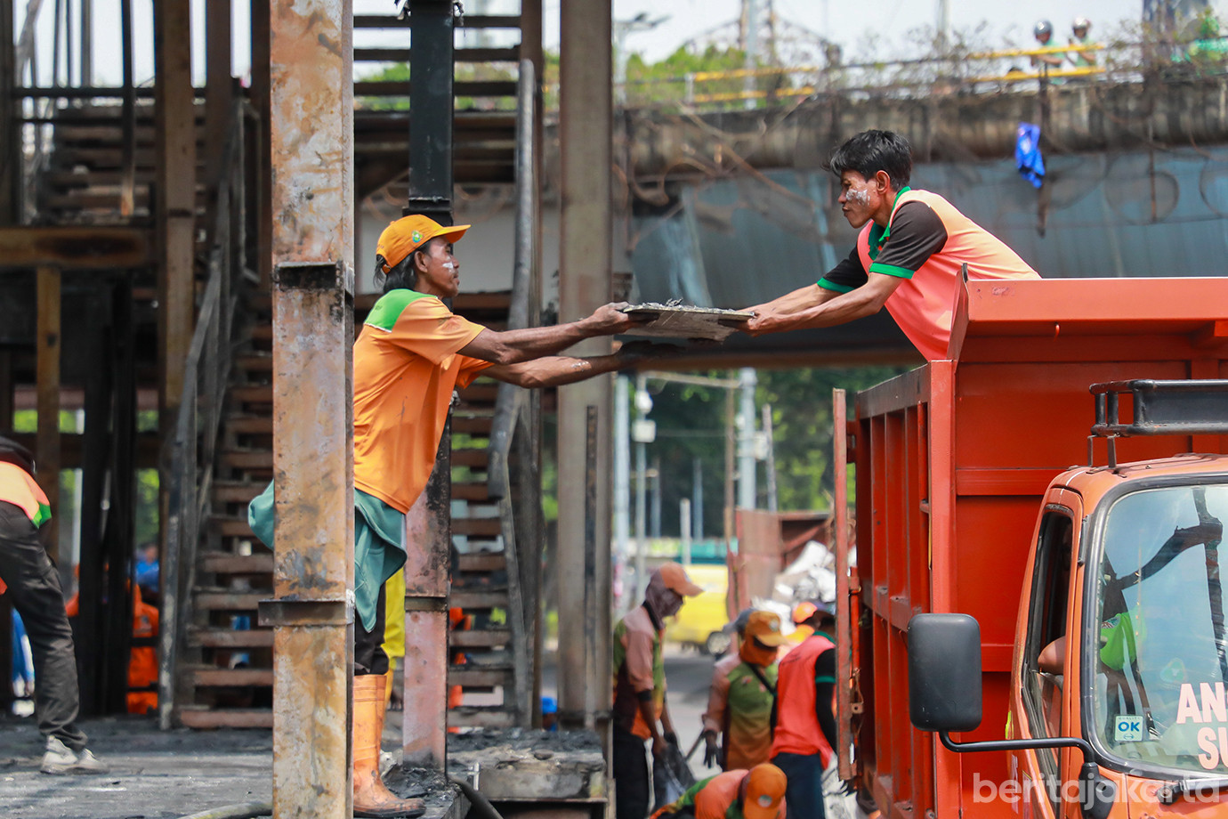 pasukan-pelangi-bersihkan-senen-08.jpg