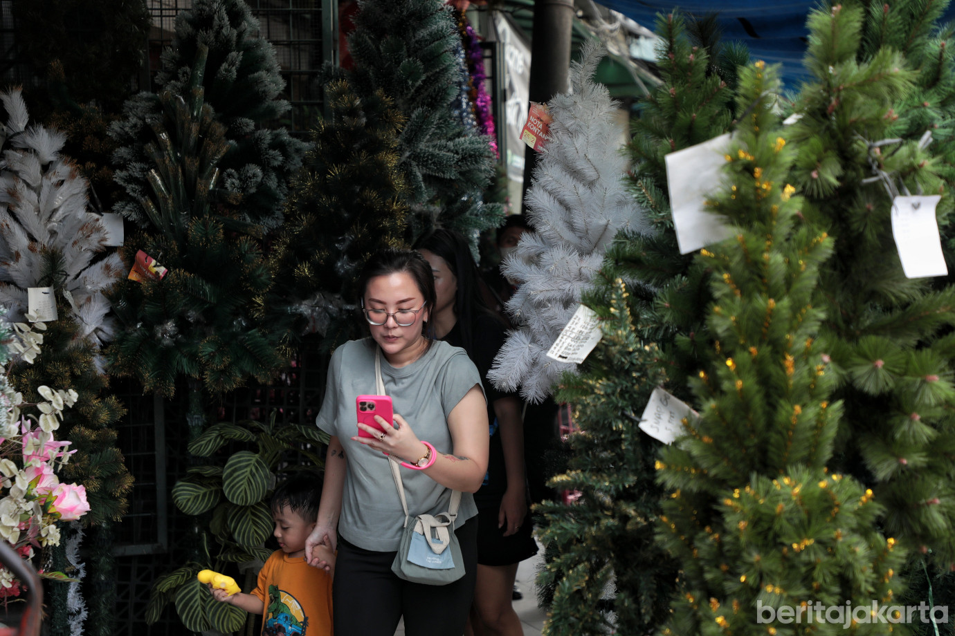 5.Berburu Pernak-Pernik Natal di Pasar Asemka.jpg