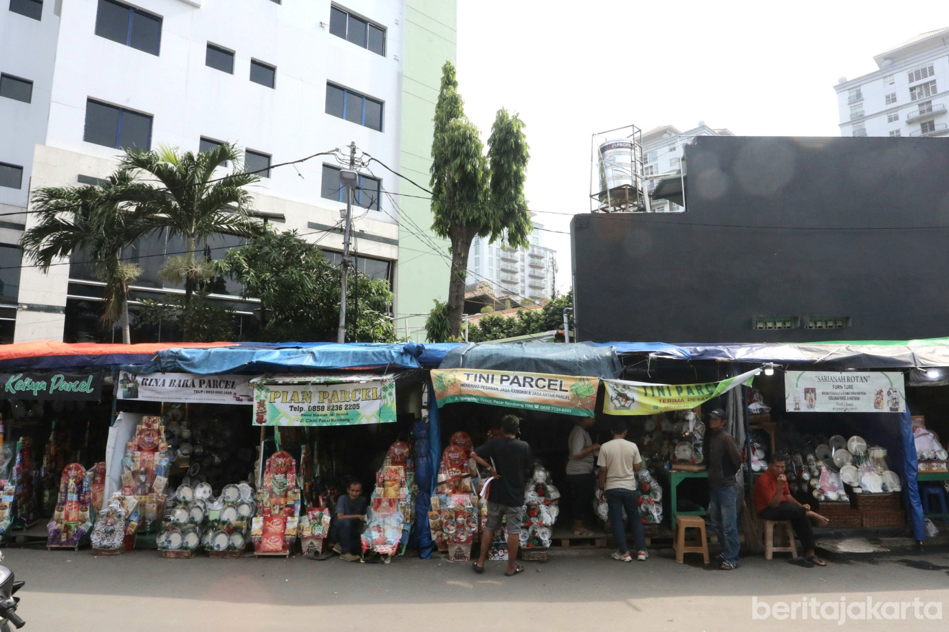 6cJelang Nataru 2025, Pedagang Parsel Mulai Ramaikan Pasar Kembang Cikini_6.jpg